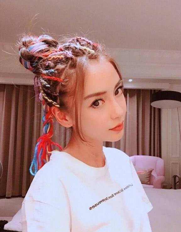 杨幂baby撞上彩色辫子，同为时尚辣妈，气质差别咋这么大？