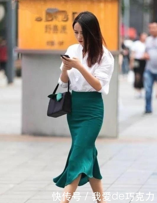  自带|街拍：微胖身材的小姐姐，走路自带气质，养眼又好看