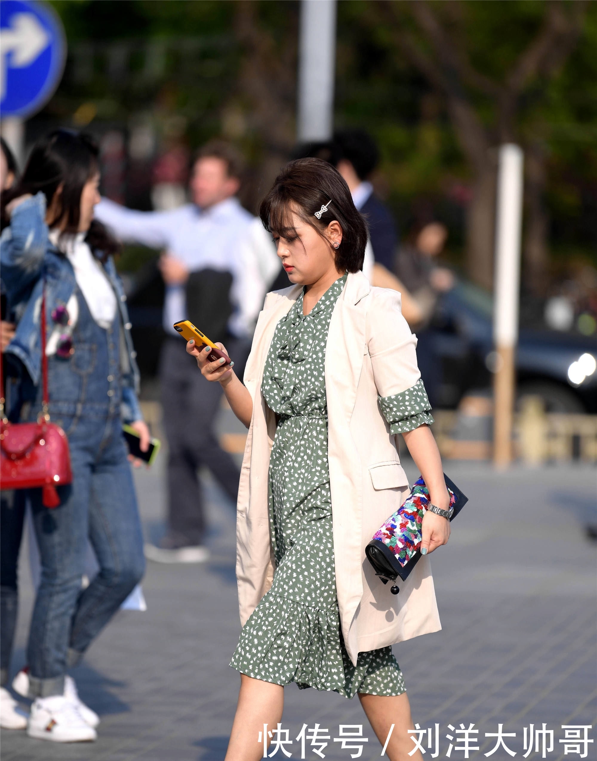 【漂亮】美女展现了凹凸有致的微胖身材,非常漂亮