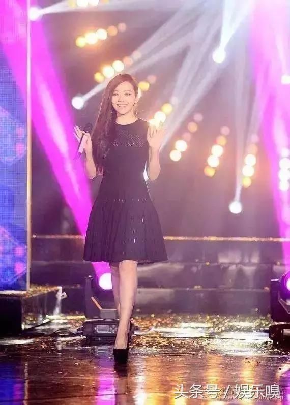 张靓颖也是够狠的!为了抢镜穿抹胸裙有三条拉链 网友:太敢穿了