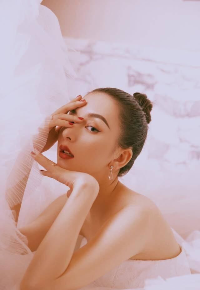  『暴露』方媛在线教美甲，糖果图案暴露辣妈少女心，漂亮双脚抢镜