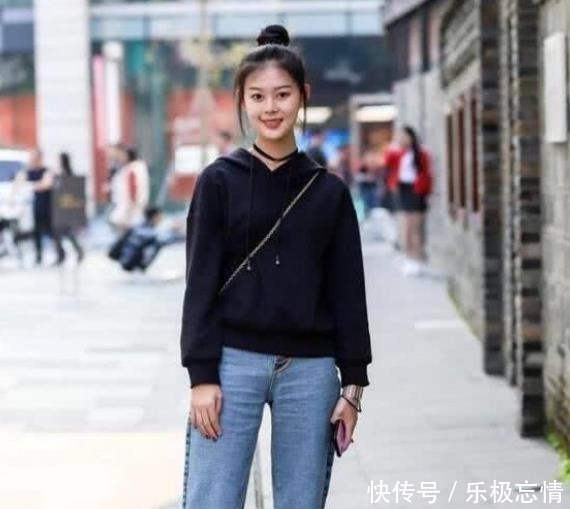  「美女」街拍美女：美丽优雅的紧身裙小姐姐，展现修长的玲珑腿型！