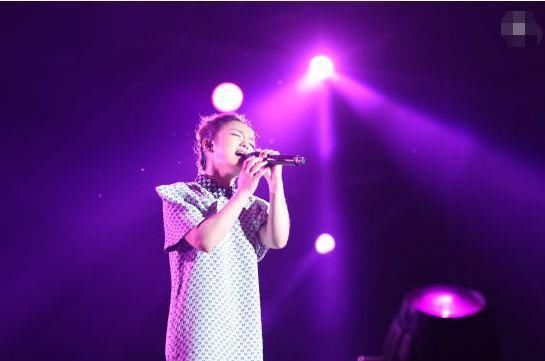 徐佳莹狂瘦13斤成功撩到帅大叔，网友称请赐我一双她的细腿