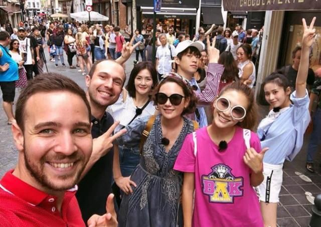 安吉小鱼儿机场上演塑料兄弟情，郑爽恋情曝光新剧现场消息秒回