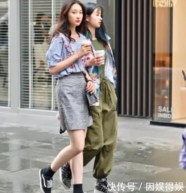 『气质』街拍:螓首蛾眉的美女,一件卡其色的连衣裙,时尚气质好身姿