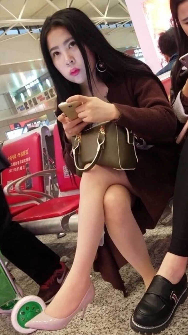 性感街拍丨候车室的丰满美女，一直拿嘴巴咬手机?!