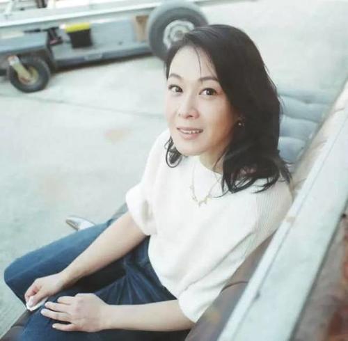 小个子刘若英48岁靠气质在冻龄，舒服的穿搭完全不输流量小花！