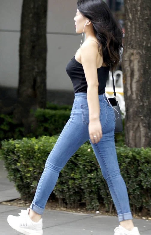 气质小姐姐紧身牛仔裤性感翘臀丰满上，明艳动人，惹路人羡慕