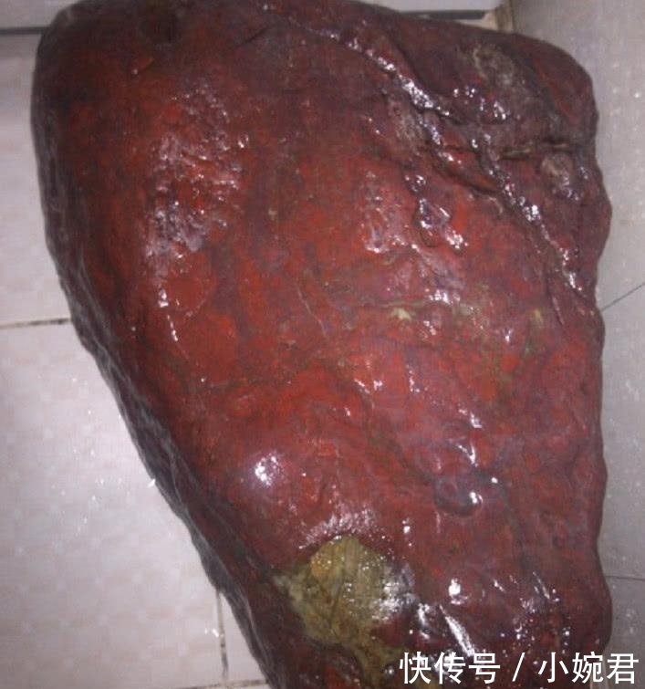 农民在山上挖到一块石头, 专家称“价值连城”出高价想买下, 可农