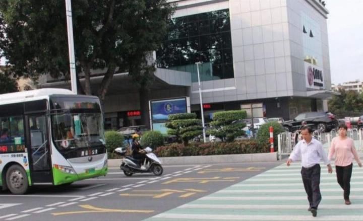 斑马线处再添新规，做错了罚200扣三分，车主：没法再开车了！