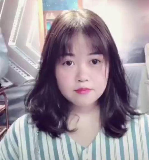 胖姑娘去理发店剪头发，烫了一个卷发显得脸小了很多，秒变萌妹