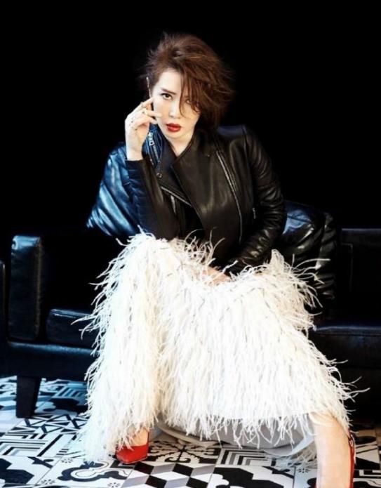 性感的余男又开始作妖了，睡衣开怀露内衣，这是穿了还是没穿呀?