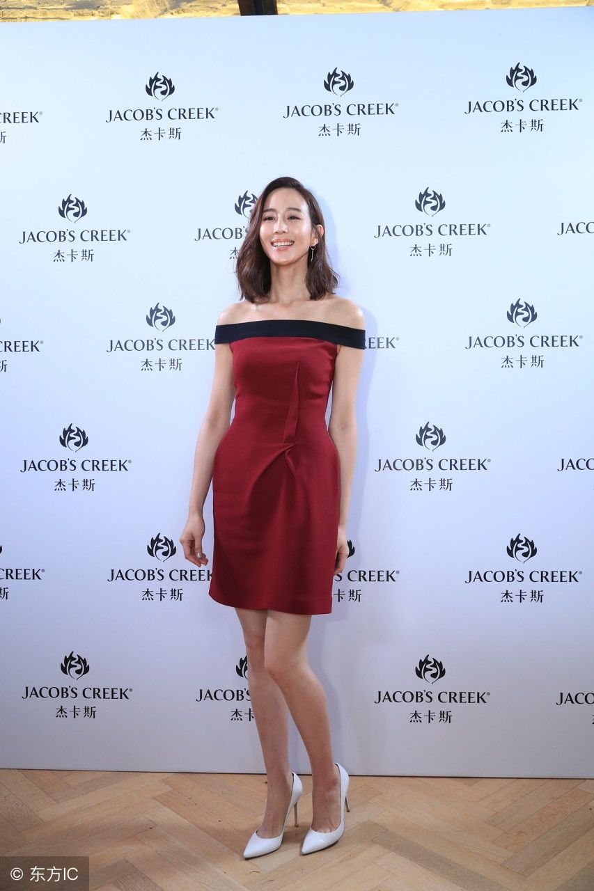 张钧宁穿一字肩裙出席活动，网友直呼:小麦色皮肤，美炸了!