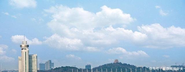 不是武汉郑州! 它刚成一线却有世界最大高铁站! 还有最美火车站!