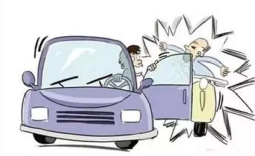 电动车车主|开车门撞上电动车，车主下车心疼车门，对电动车主一眼不瞧