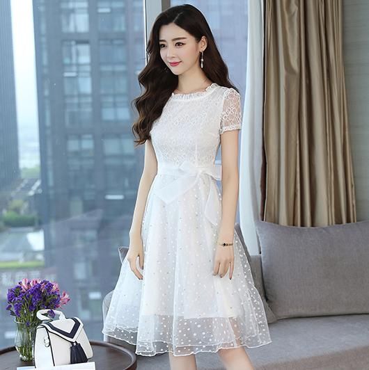 等了一个月了，仙女风的新款蕾丝连衣裙终于上新，跟闺蜜一人两件