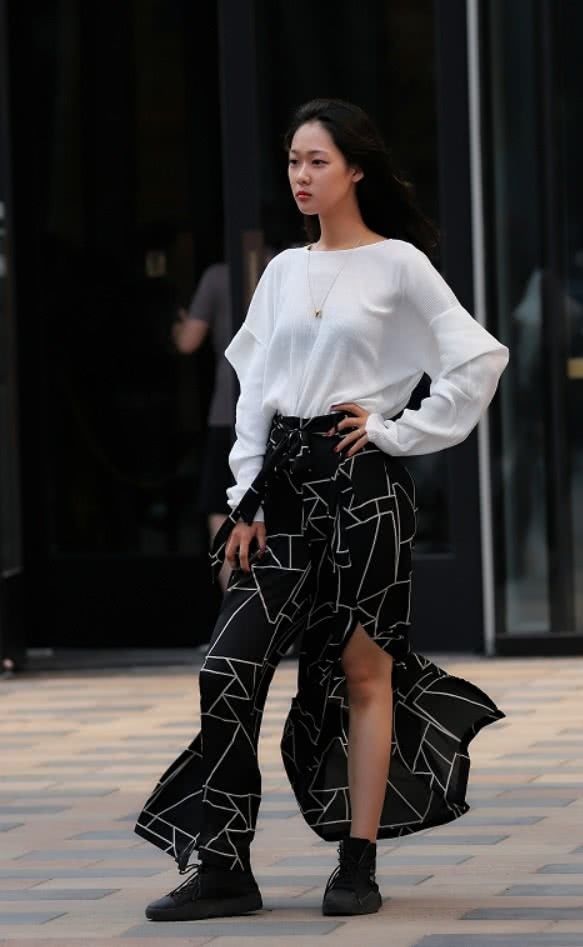 穿着清新白皙的小姐姐，身材苗条俏皮明艳！