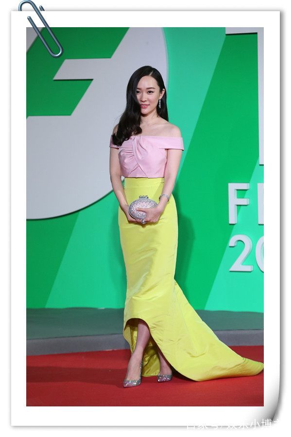 ?霍思燕真敢穿，20cm的上衣出席活动，难怪杜江眼睛一动不动