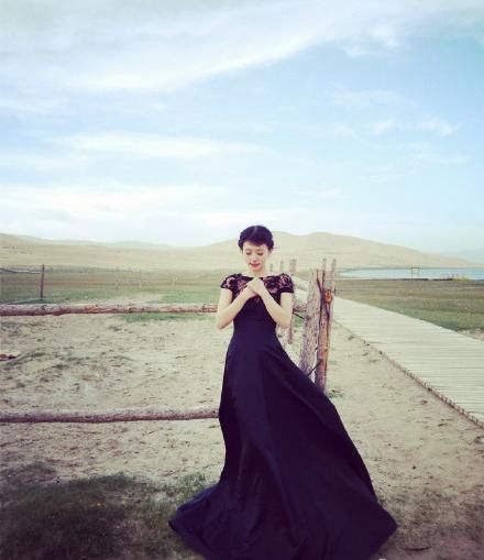 李沁:浅蓝色的衬衫湿漉漉的肩膀，不一样的视觉冲击