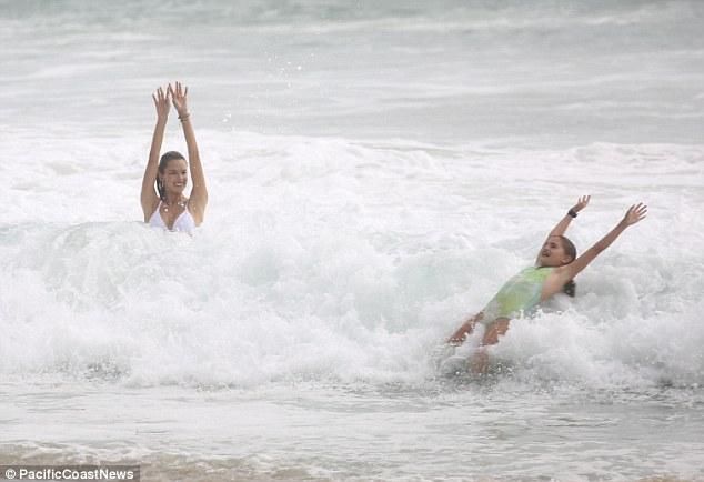 巴西37岁前维秘名模单身生两个孩身材如初 穿白色比基尼海滩游玩