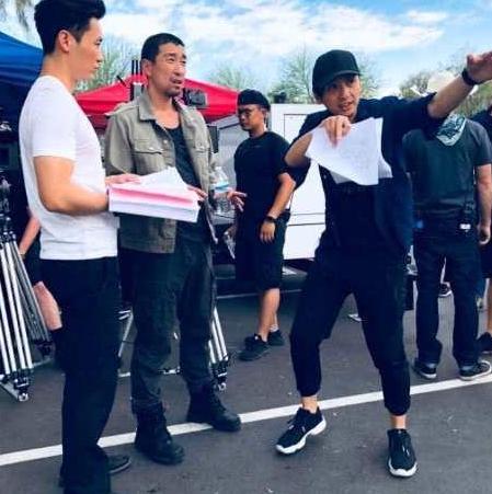 粉丝假装地下车库偶遇范冰冰，回应李晨片场关系暧昧，但并未分手