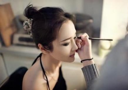 化妆品导购打死都不说，却偷偷疯狂用的“美颜硬货”，好用不贵