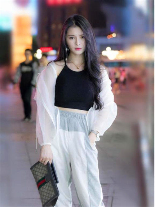 尊贵|街拍:长发美女身穿休闲装,尊贵的面容,魅力十足
