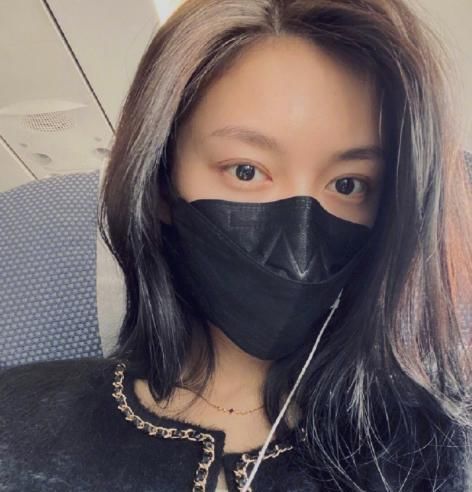  『再加上一』傅菁的黑色look造型不要太高大上,搭配浅绿色针织衫,超级在线!