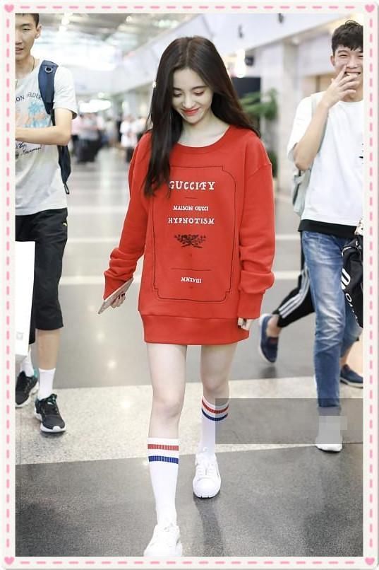 没鞠婧祎的气质别把卫衣当裙子穿,像沈梦辰这样穿成网红就尴尬了