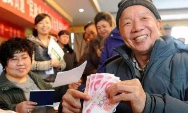 农村老人每人每月将补发250元 4月份发放到位 别少领了！