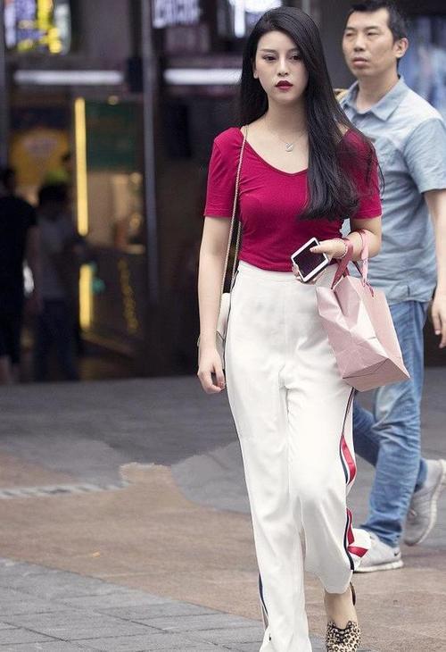 路人街拍,性感亮丽的吊带连衣裙,展现小姐姐独有的女性魅力