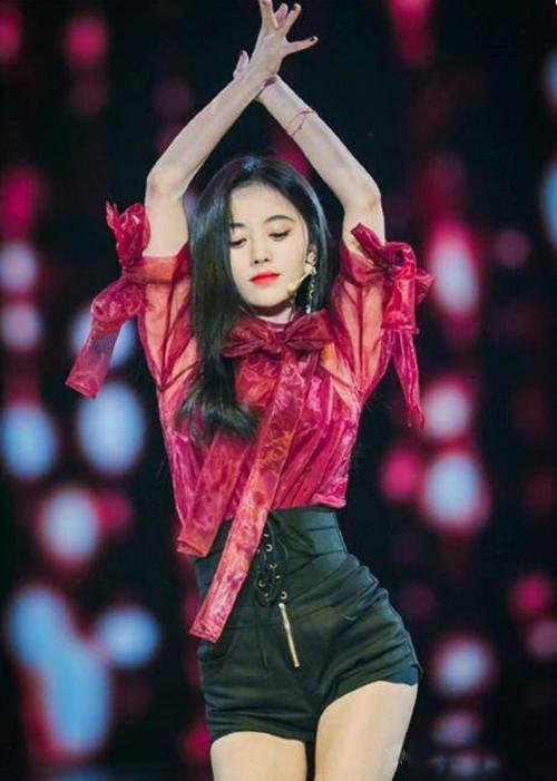 不愧是“四千年美女”，每张图都很惊艳，小鞠是越来越撩人了！