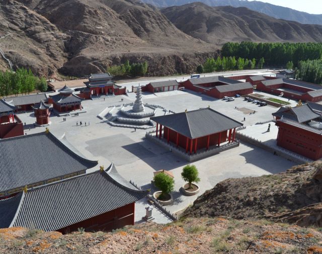 色达佛学院:小木屋磊叠出世上最大的佛学院