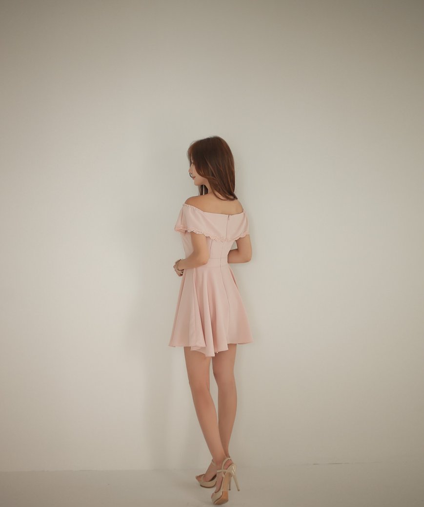 美女时尚穿搭:园艺刺绣边抹胸恬静曼妙洋裙