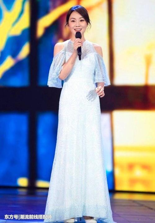 闫妮厉害，穿白色连衣裙真惊艳！网友：身材这么好，只有27岁吧