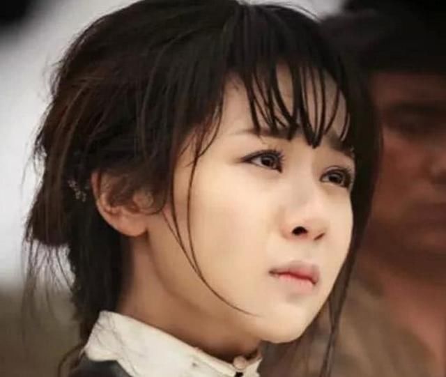 26岁杨紫终于穿对了！5千块的衬衫，撞衫80斤的张天爱都不输