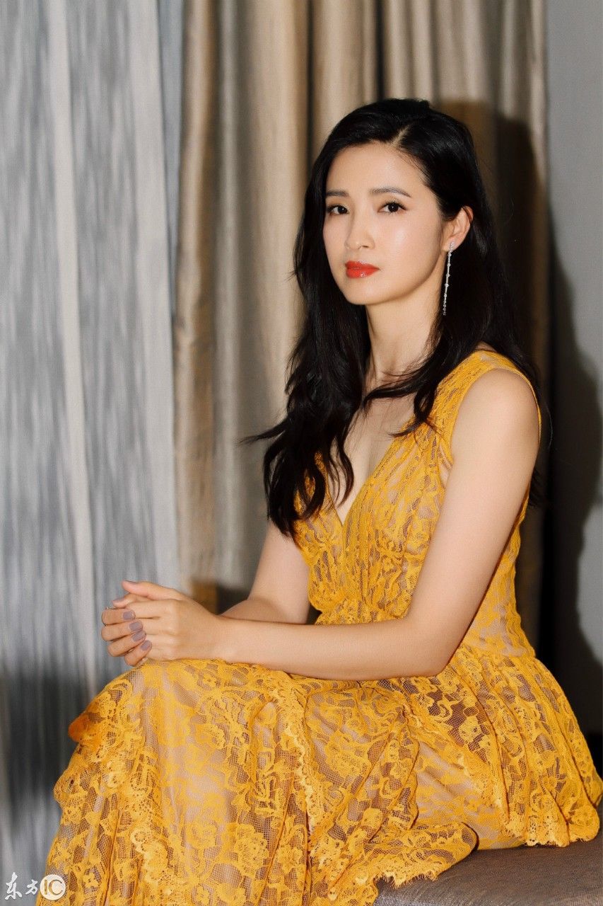 40岁的龚蓓苾连衣裙造型，尽显女性魅力，网友:颜值高有味道