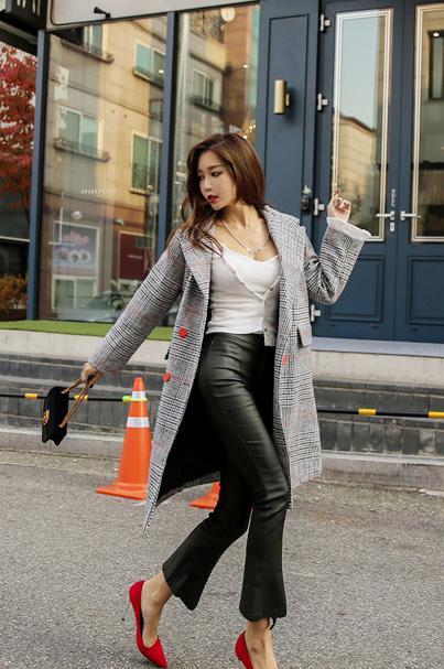 高跟鞋勾勒出娇俏灵动的美足，是职场OL必备的女神鞋品