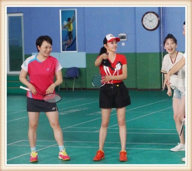 赵雅芝穿短裤撞上刘晓庆，赢了气质却输了身材，网友：运动很重要