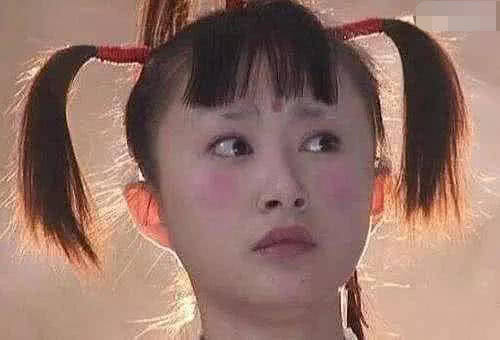 长得美就可以不顾发型?赵丽颖非主流,一人好似一月没洗头!