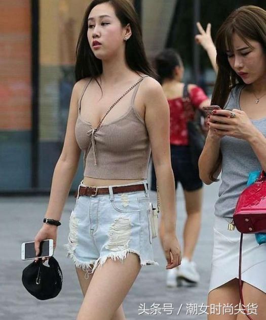 这怕是每个女生都梦想的好身材吧,胸大腰细腿又长