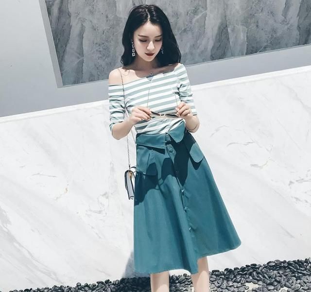 裙子别再穿了、现下流行“一字肩”仙女裙,显白显嫩显腿长、真美