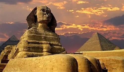 金字塔禁止游客攀爬，上面有什么？小伙偷爬上去之后终于知道原因