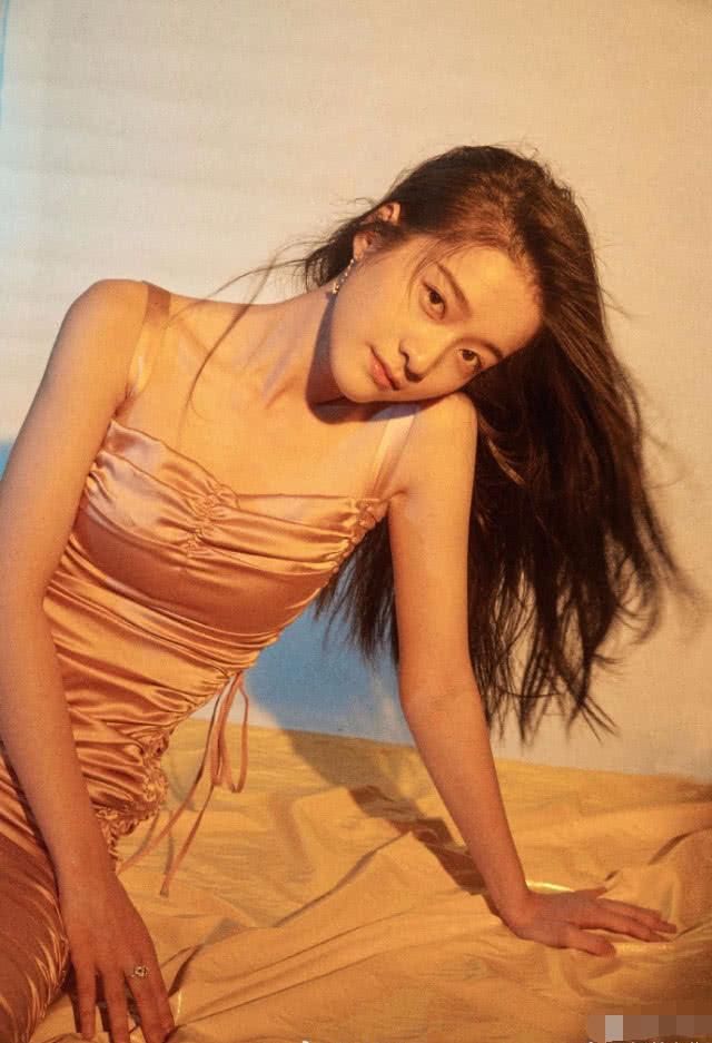 97年张雪迎撞衫92年迪丽热巴，网友：单凭这一点就输了