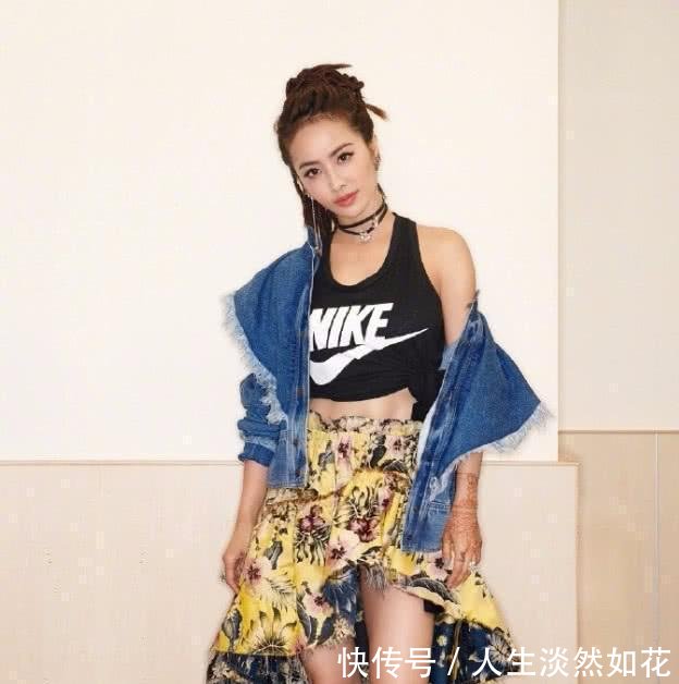 蔡依林穿开叉裙,故意撩开裙子露出“三角区”网友辣眼睛!