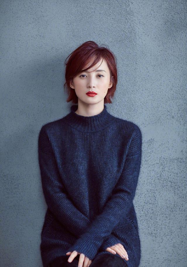 蒋勤勤身穿西服外套+连体裤，气质出众不显老，网友：她有43岁吗