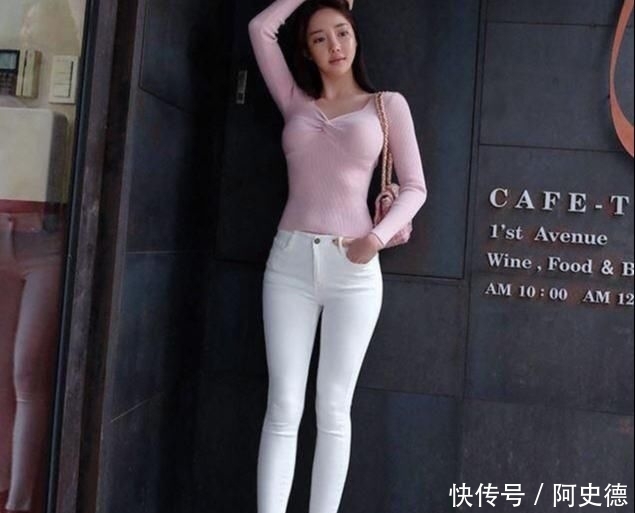 『展现』牛仔裤美女的穿搭展现视觉上的美感,靓丽而优雅!