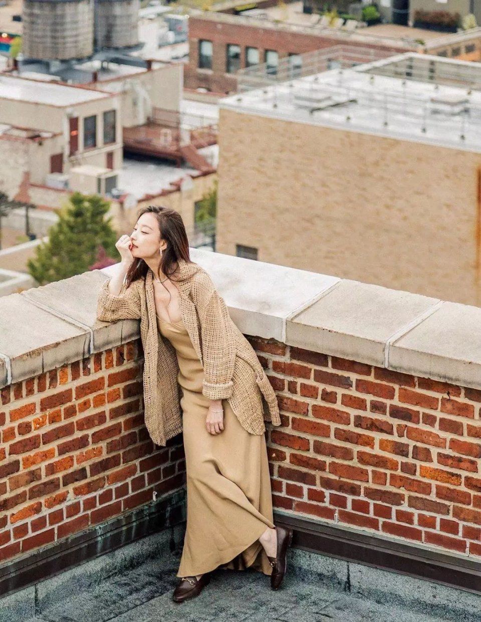 入秋这两个颜色穿在一起=很贵!