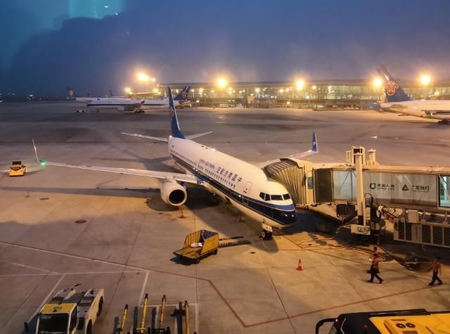  悬崖@中国第一座“悬崖机场”，历时6年投资8.5亿，削平60多座山