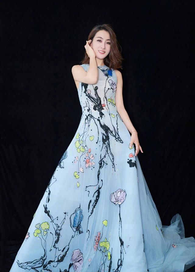 马苏真会玩，黑色“透视装”露出羞人三角区，网友：真豁的出去